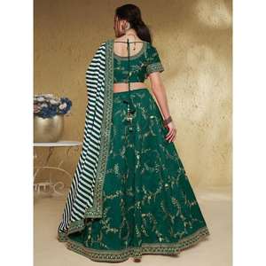 Adorable Lehenga Choli en soie brodée verte avec Dupatta - Product Image 3