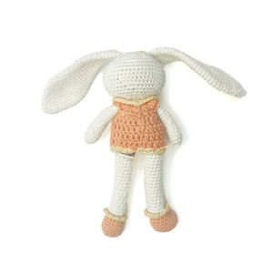 Proveedor de Juguetes de Peluche de Conejito Valerie Hechos a Mano con Diseño de Fresa, Muñeca de Algodón Suave Hecha a Mano en Indonesia - Product Image 5