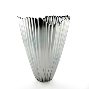 Vase décoratif en métal au design minimaliste, porte-fleurs contemporain pour la décoration intérieure - Product Image 4