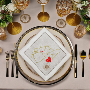 Serviette de cocktail brodée avec des détails raffinés, une élégance intemporelle, rehausse les dîners élégants. - Product Image 4