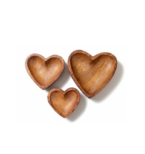 Ensemble de trois bols en bois en forme de cœur de tailles différentes, organiseur décoratif de table, plateau en bois en forme de cœur, récipient en bois pour bougies. - Product Image 1