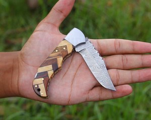 Couteau de poche pliant en acier Damas ultra-affûté, personnalisable OEM, avec étui en cuir, couteau tactique d'extérieur de qualité industrielle 1 - Product Image 2