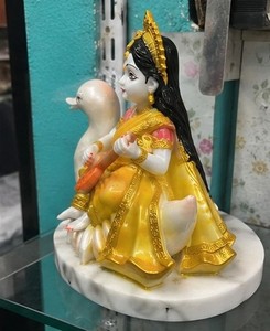 Figurine en résine Saraswati Ji de Sulfax Trading avec base Cygne Veena, décoration religieuse traditionnelle faite à la main pour présentation sur table, Diwali - Product Image 4