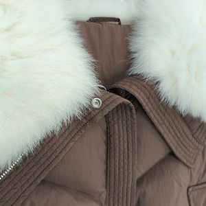 Veste matelassée courte pour femme avec col en fourrure de renard - Manteau d'hiver 90% duvet de canard blanc avec écharpe intégrée, respirant, chaud, à capuche, parka personnalisable - Product Image 4