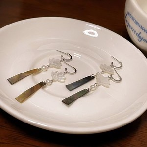 Boucles d'oreilles pendantes rectangulaires en nacre noire style chinois avec pompon papillon et charme oriental ancien - Product Image 5