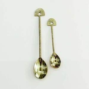 Ensemble de deux cuillères à thé en laiton plaqué or avec manche design pour ustensiles de cuisine, cuillères à thé, cuillères de table, cuillères à dîner, faites à la main - Product Image 4