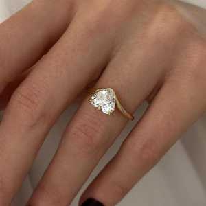 Anillo de banda curva con diamante talla corazón de 2.01 quilates cultivado en laboratorio East West para mujer, oro macizo de 18 quilates, regalo de propuesta de matrimonio para amantes. - Product Image 2