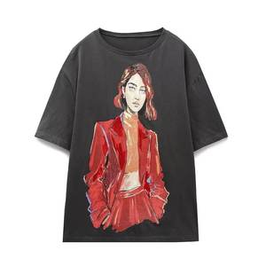 T-shirt noir à col rond pour femme avec imprimé veste rouge, coupe ample, manches courtes, style décontracté, tissu jersey 100% coton - Product Image 1