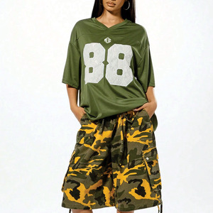 เสื้อฟุตบอลอเมริกันหญิงคุณภาพพรีเมียม สีเขียวมะกอก ผ้าตาข่าย คอวี ทรงโอเวอร์ไซส์ แต่งลายลูกไม้ติดหมายเลข รับผลิตตามสั่ง (OEM) สั่งซื้อจำนวนมาก ผลิตในสหรัฐอเมริกา - Product Image 2