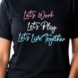 T-shirt noir à manches courtes pour femme avec inscription multicolore « Let's Work Let's Play Let's Live Together » brodée, col rond, décontracté - Product Image 4