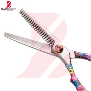 กรรไกรซอยผมลายดอกไม้ ด้ามจับพลาสติก สีสันสดใส สำหรับช่างตัดผมมืออาชีพ อุปกรณ์จัดแต่งทรงผมสำหรับร้านทำผม - Product Image 6