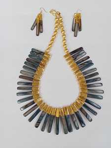 Collier ras du cou imposant en laiton plaqué or avec perles en coquillages naturels et pierres, style bohème indien pour femme - Product Image 2