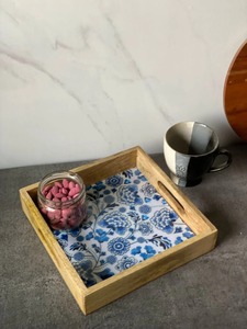 Bandeja Cuadrada de Madera Blue Blossom, Bandeja Redonda de Madera de Mango con Asas, Bandeja Decorativa para Servir - Product Image 5