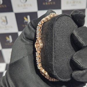 สร้อยข้อมือเทนนิสโมอิสซาไนต์ชุบทองคำขาว SARVA เงินแท้ 925 รูปทรงดอกโคลเวอร์เจียระไนแบบบริลเลียนท์ หรูหราสำหรับผู้หญิง งานแต่งงาน น้ำหนัก 23 กรัมขึ้นไป - Product Image 3