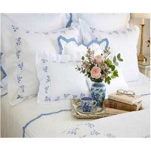 Parures de lit en coton personnalisées brodées de feuilles bleues avec ourlet festonné, taies d'oreiller, pour la maison, l'hôtel et les mariages – Vente en gros - Product Image 1