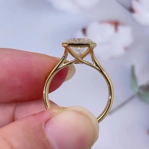 Anillo de Diamante de Laboratorio Radiant Bezel de 4.00ct, Certificado IGI, Claridad VS+, Color F, Oro Amarillo de 14K, Anillo de Promesa Minimalista - Product Image 3