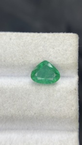 Émeraude naturelle zambienne certifiée, taille cœur, avec une bonne qualité de lustre, pierre précieuse en vrac pour la fabrication de bijoux, 1,36 carat. - Product Image 3