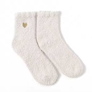 Nouvelles chaussettes d'hiver chaudes et moelleuses avec logo brodé personnalisé toutes couleurs Chaussettes femme Mode 2026 - Product Image 2