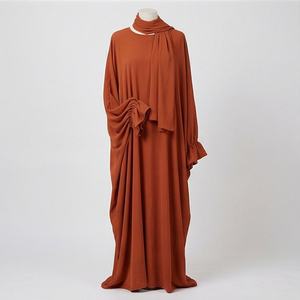 Ensemble de tenue musulmane décontractée d'été deux pièces, style modeste, avec dentelle, perles, manches papillon, abaya et hijab rectangulaire - Product Image 1
