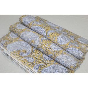 Tissu en coton imprimé à la main avec motif Paisley d'inspiration cachemire, palette jaune ocre et bleu indigo, textile artisanal de Jaipur - Product Image 1