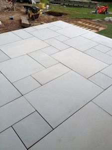 Dalles et carreaux en grès gris Kandla haute résistance, finition polie, design moderne pour cuisine, allée, jardin, terrasse, pavés - Product Image 1