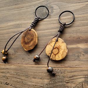 Porte-clés en bois rustique bio, inspiré de la nature, fait main, accessoire en bois naturel, design de logo personnalisable pour anniversaire/mariage - Product Image 6