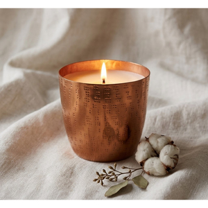 Vela aromática de lujo estilo Goldilocks, hecha a mano, en recipiente de metal martillado, latón chapado en oro, para decoración del hogar y festividades. - Product Image 5