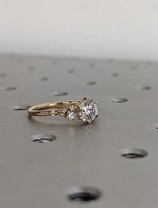 Bague de fiançailles ronde en moissanite plaquée or, argent 925, sertie à griffes, bijoux de promesse nuptiale - Product Image 1