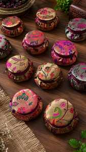 Boîte à bijoux traditionnelle en tissu Paithani, boîte à bijoux ronde faite à la main, étui de rangement pour bijoux, motif floral de paon, pochette de rangement à fermeture éclair - Product Image 4