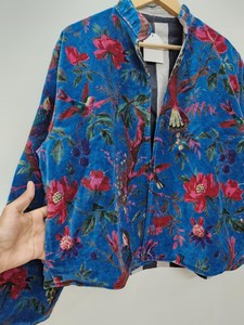 Veste bomber en velours à imprimé floral bleu de Best Design, manteau d'hiver de luxe pour femmes, vêtements de mariée bohèmes, cadeau élégant pour demoiselle d'honneur - Product Image 4