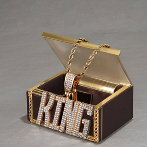 จี้ตัวอักษร KING แบบตัวหนาสั่งทำพิเศษ - จี้เพชรโมอิสซาไนต์สี D ระดับความสะอาด VVS บนตัวเรือนเงินแท้ 925 งานแฮนด์เมด 100% เครื่องประดับโมอิสซาไนต์ - Product Image 3