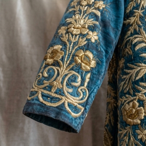 Manteau en velours bleu brodé à la main, motif floral, col mandarin, manches longues, vêtement liturgique - Product Image 6