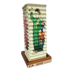 Las linternas plegables vietnamitas tradicionales son decoraciones bellamente hechas a mano perfectas para las vacaciones. - Product Image 3