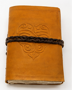 Carnet en cuir jaune fait main avec fermeture à sangle noire gaufrée, personnalisable (design/logo) - Le D.N.A. GROUPE DNA03050-121 - Product Image 3