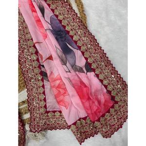 Sari en mousseline de soie de créateur avec un magnifique imprimé floral pour les occasions de fête - Product Image 1