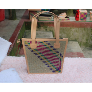 Sac à main Shetal Pati (Sitol Pati) durable et léger pour femmes, sac à bandoulière en paille tissée à la main avec une capacité allant jusqu'à 1L - Product Image 6