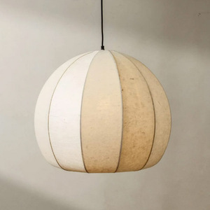 Lámpara Colgante de Tela Calm & Crafted, Iluminación Boho de Lujo con Texturas Naturales de Hierba Marina, Ratán y Yute para Espacios Sofisticados - Product Image 2
