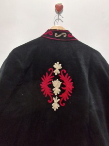 เสื้อแจ็คเก็ตกำมะหยี่พรีเมียมสำหรับผู้หญิง งานฝีมือประณีต ปักลายดอกไม้สไตล์พฤกษศาสตร์ กำมะหยี่สีพีช เสื้อโค้ทแฟชั่นโดดเด่น - Product Image 5