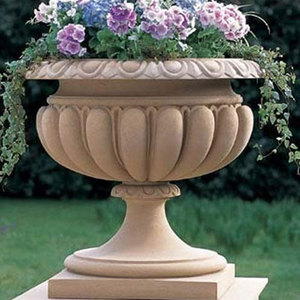 Urne de jardin en pierre rustique traditionnelle avec motif floral et décoration boussole de jardin pour l'aménagement extérieur - Product Image 1