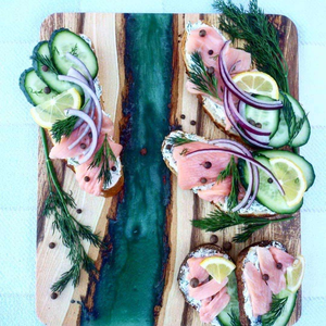 Tabla de Resina Epoxi Hecha a Mano, Tabla de Madera para Servir, Regalo de Navidad para Parejas, Regalo de Boda, Plato para Servir - Product Image 3