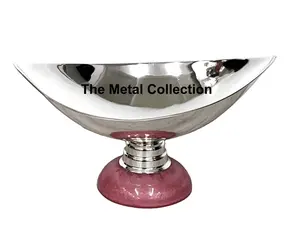 Cuenco para servir de diseño moderno para utensilios de cocina Hotel Restaurante Cuenco para servir frutas Color plateado Forma de barco Cuencos Baot de latón y resina - Product Image 1