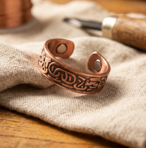 Anillo de Terapia Magnética de Cobre Puro Hecho a Mano con Motivo de Espiral Grabado y Ondas, Diseño Antiguo, Pesado - Product Image 6