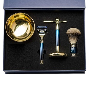Ensemble de rasage de luxe pour homme, rasoir à 5 lames en acier inoxydable, brosse à barbe en poils de blaireau de haute qualité, support de rasage et savon - Product Image 1