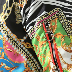 แจ็คเก็ตบอมเบอร์ยีนส์วินเทจทรงโอเวอร์ไซส์สำหรับผู้ชาย ดีไซน์ทันสมัย สวมใส่สบาย ระบายอากาศได้ดี กันน้ำ ลายพิมพ์ซับลิเมชั่น ทรงสแตนด์วอช - Product Image 5