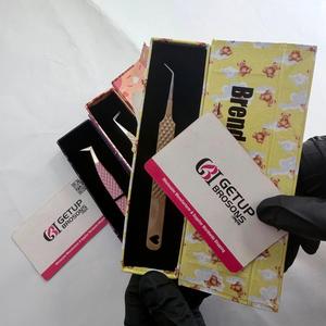 Pinzas para Pestañas de Acero Inoxidable con Punta de Fibra y Diseño de Mariposa en Degradado Rosa/Blanco/Nude, en Caja de Herramientas de Precisión - Product Image 3