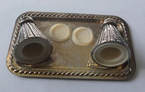 Juego de salero y pimentero de estilo atemporal con bandeja, vajilla premium para cocina, comedor y servicio de invitados, procedente de la India. - Product Image 4