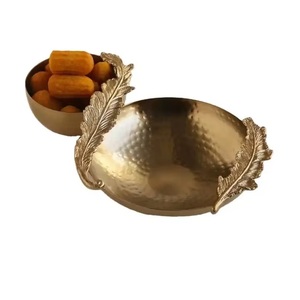 Bol décoratif et de service en métal martelé de grande qualité avec poignées de feuilles pour les bols de service aux fruits secs et aux dattes - Product Image 1
