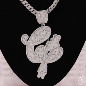 Colgante de Moissanita Elegante de la Mejor Calidad con Plata de Ley 925 Sólida para Regalo de Compromiso o Aniversario, Disponible para la Venta - Product Image 2