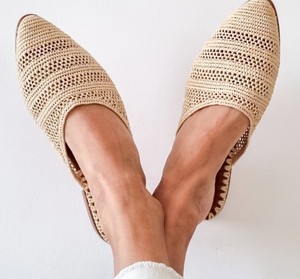 Mules en raphia faites à la main : Pantoufles d'été marocaines - Product Image 1