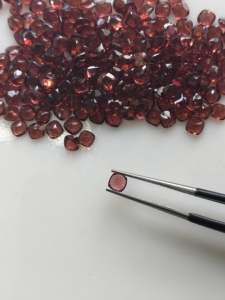 Granat rouge naturel 4 mm, taille coussin, qualité supérieure, pierre précieuse en vrac pour la fabrication de bijoux - Product Image 2